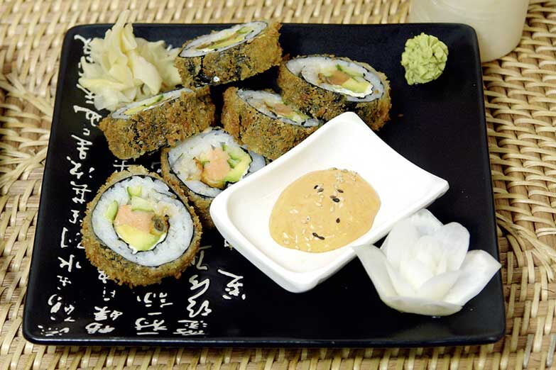Foto von Sushi-Tempura-Rolle