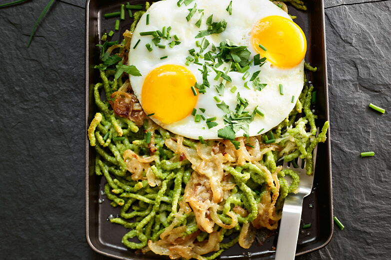 Foto von Kräuterspätzle mit Zwiebeln, Käse und Spiegelei