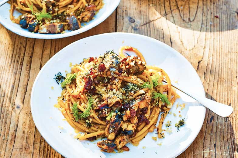 Foto von Bucatini mit frischen Sardinen und wildem Fenchel