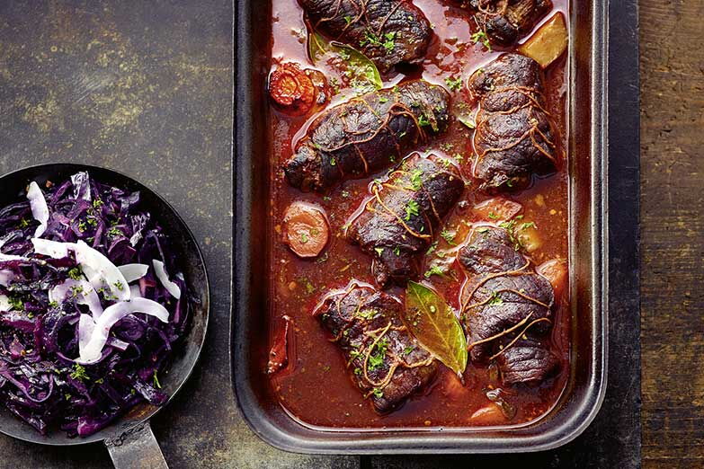 Foto von Rinderrouladen mit sautiertem Rotkohl und Backkartoffeln