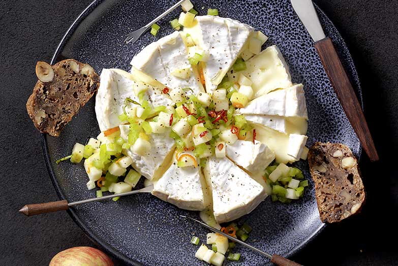 Foto von Apfel-Chili-Salsa auf Camembert-Torte