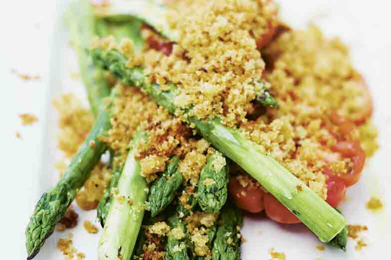 Foto von Gegrillter grüner Spargel mit Parmesanbröseln