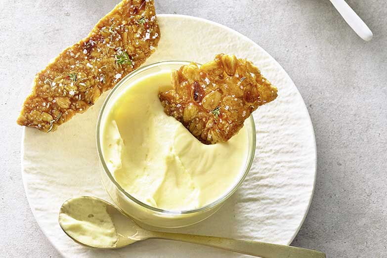 Foto von Pinienkern-Thymian-Krokant auf weißer Mousse au Chocolat