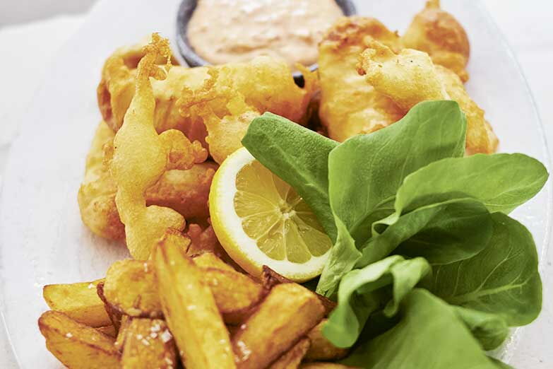 Foto von Backfisch mit Pommes