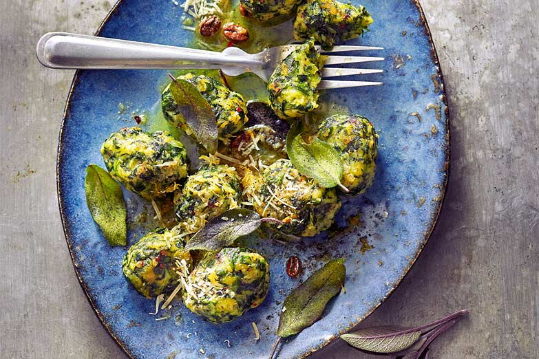 Foto von Parmesan-Spinat-Gnocchi mit Salbei-Kaffee-Butter